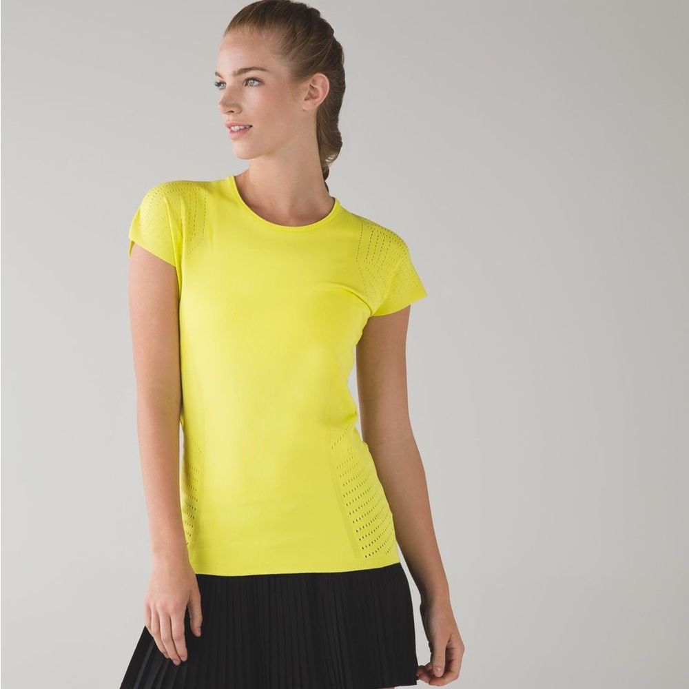 NEW RARE Lululemon Time Warp Short Sleeve II
 in Split Pea.
Size 4. ULTRA RARE🦄